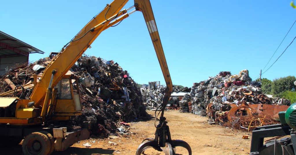 Gestión de residuos en Murcia con maquinaria industrial para el reciclaje de metales